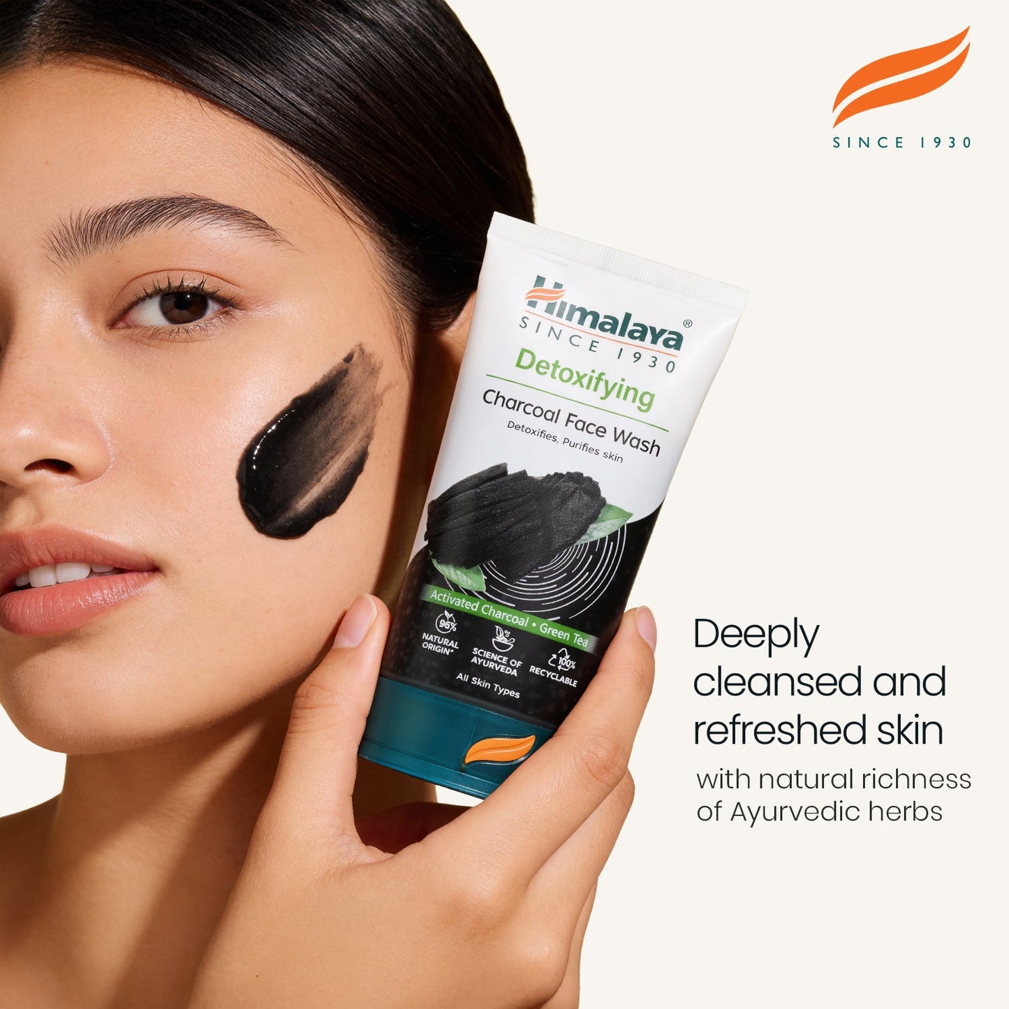 Himalaya Detoxifying Face Wash with Activated Charcoal & Green Tea - 150 ml